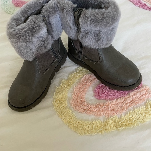 Oshkosh little girl boots different shades of grey with top faux fur size 9 - Picture 3 of 5